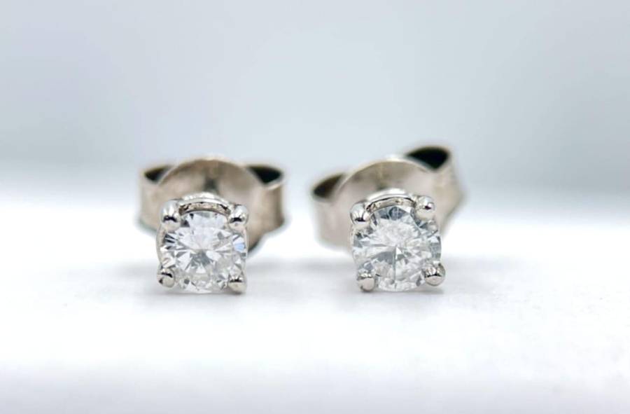 Dainty 0.19ct Diamond Stud Earrings valued at R8 190
