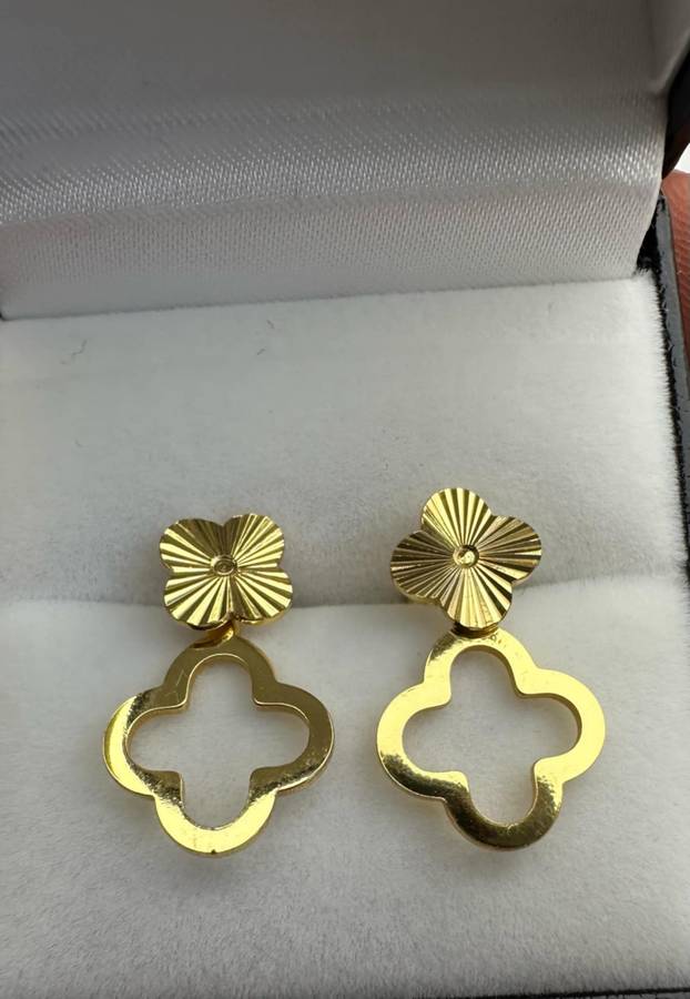 18k Gold Plated Dainty Floral Earrings - Brand New
