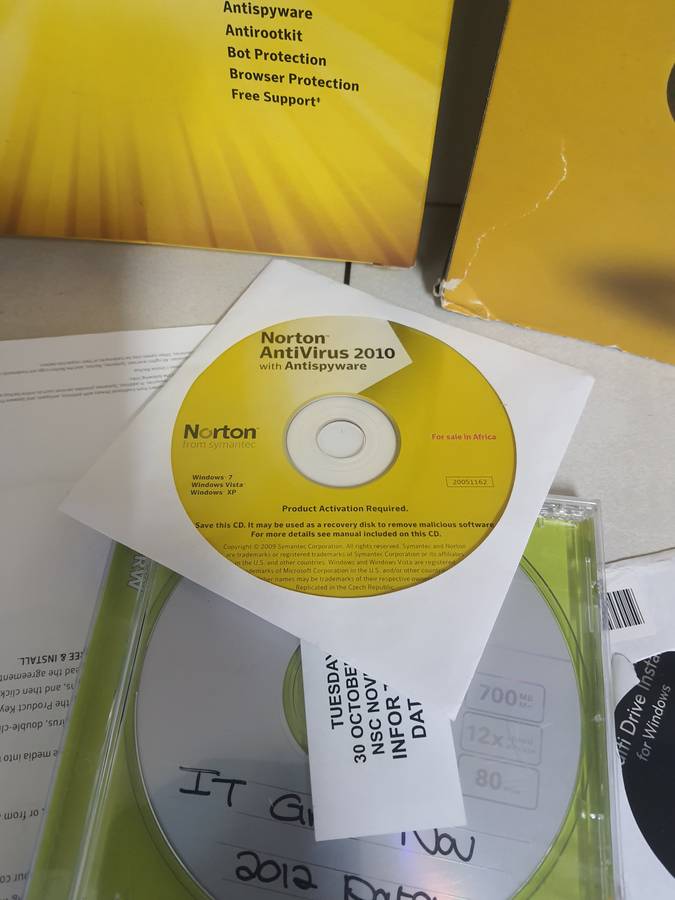 JOB LOT OF COMPUTER SOFTWARE CDS