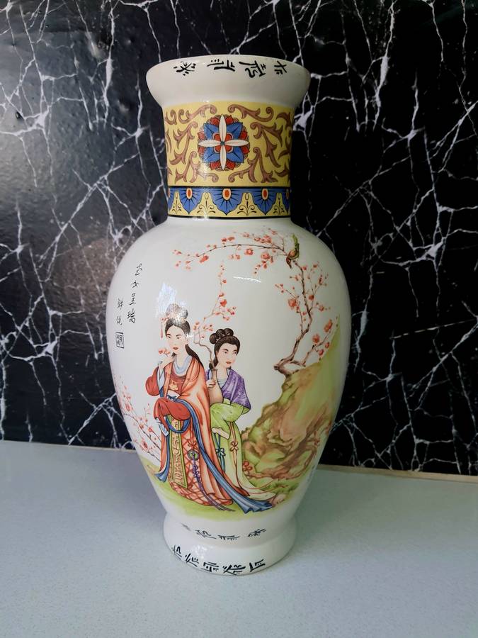 VINTAGE 20TH CETURY CHINESE STYLE PORCAILN VASE