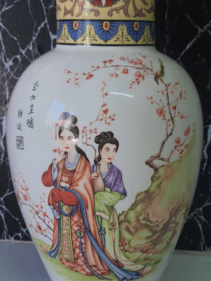 VINTAGE 20TH CETURY CHINESE STYLE PORCAILN VASE