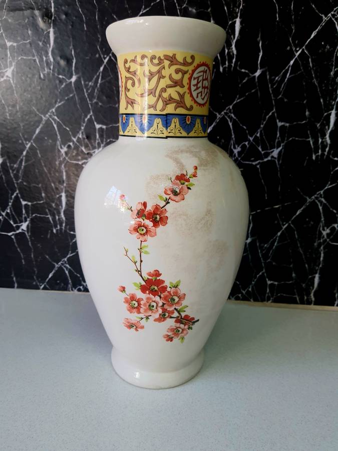 VINTAGE 20TH CETURY CHINESE STYLE PORCAILN VASE