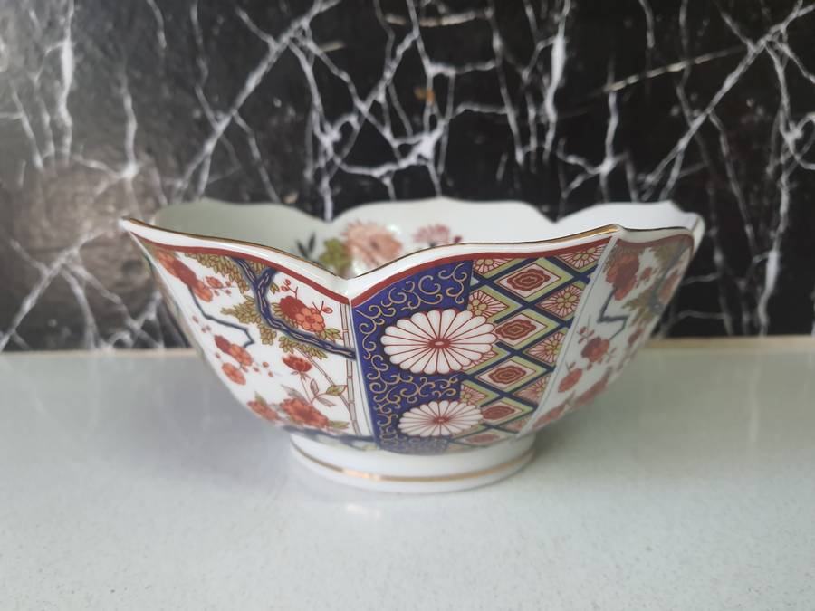 GILDED EDGE FLOWER SHAPED 7" INCH IMARI JAPANESE PORCELAIN BOWL