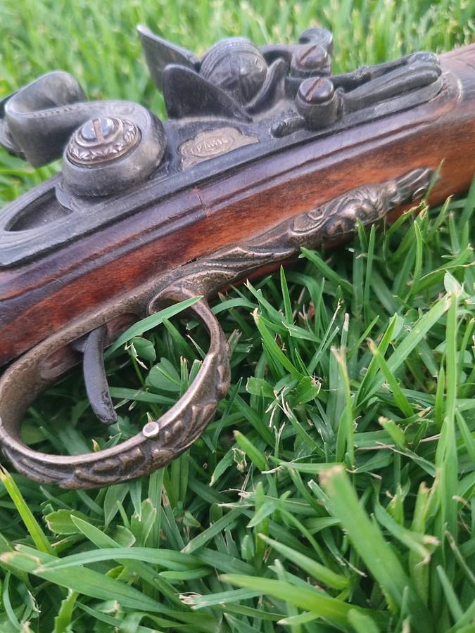 PARIS FLINTLOCK - 1.1 METER - LET THE PICTURES SPEAK FOR THEMSELF! Bid now to avoid disappointment!