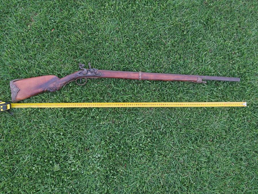 PARIS FLINTLOCK - 1.1 METER - LET THE PICTURES SPEAK FOR THEMSELF! Bid now to avoid disappointment!