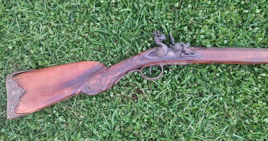 PARIS FLINTLOCK - 1.1 METER - LET THE PICTURES SPEAK FOR THEMSELF! Bid now to avoid disappointment!