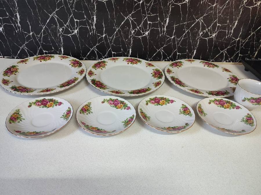 STUNNING SET OF FINE CHINA - ENGLISH ROSE DINNER SET UP FOR GRABS. BID NOW RetailR380.00 per plate!!