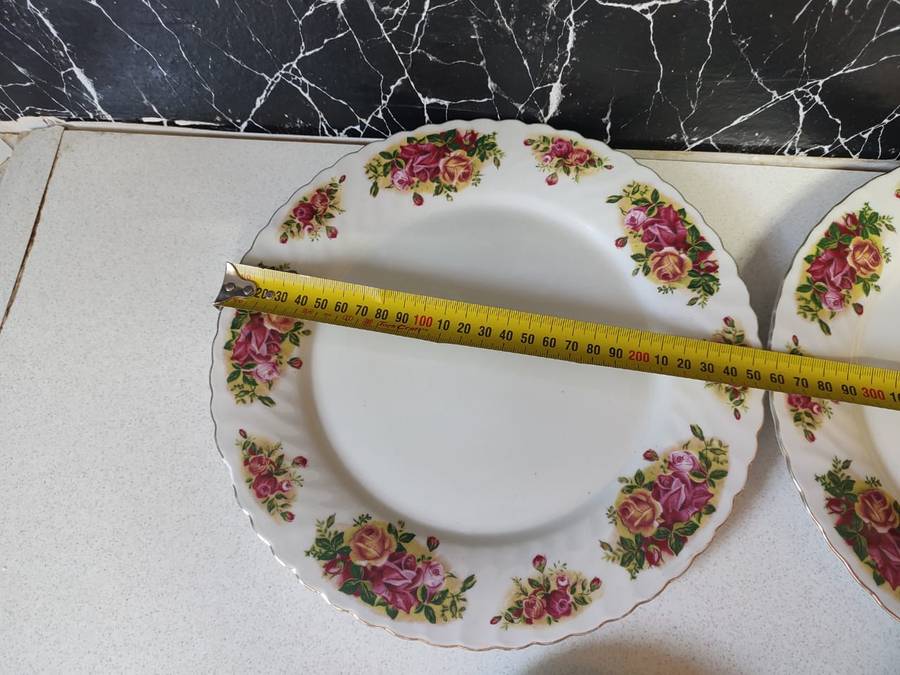 STUNNING SET OF FINE CHINA - ENGLISH ROSE DINNER SET UP FOR GRABS. BID NOW RetailR380.00 per plate!!