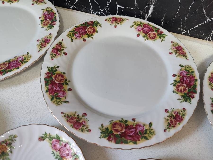 STUNNING SET OF FINE CHINA - ENGLISH ROSE DINNER SET UP FOR GRABS. BID NOW RetailR380.00 per plate!!