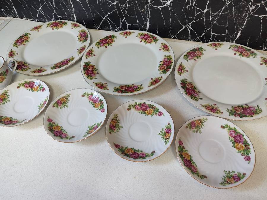 STUNNING SET OF FINE CHINA - ENGLISH ROSE DINNER SET UP FOR GRABS. BID NOW RetailR380.00 per plate!!