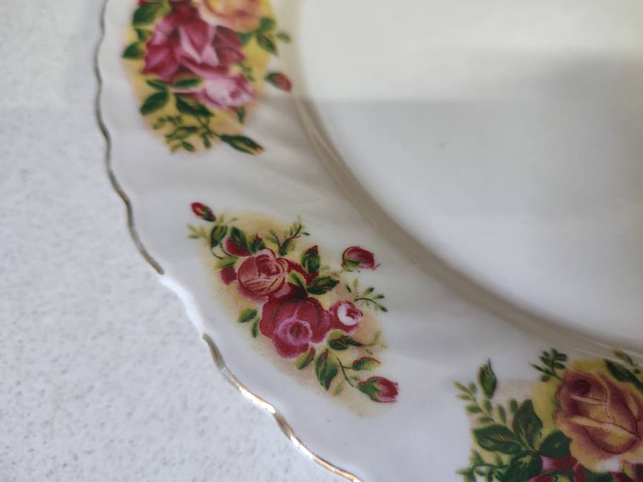 STUNNING SET OF FINE CHINA - ENGLISH ROSE DINNER SET UP FOR GRABS. BID NOW RetailR380.00 per plate!!