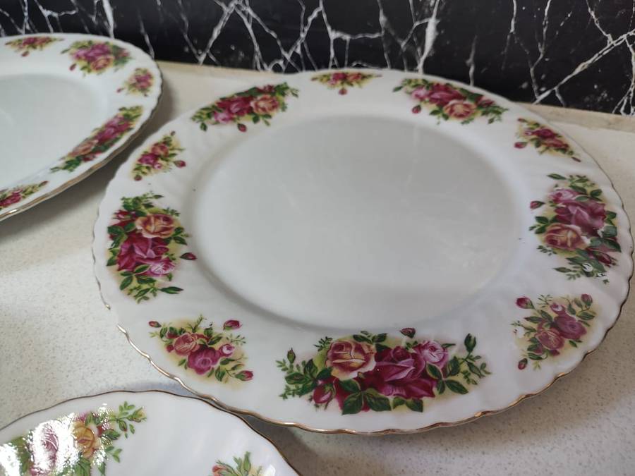 STUNNING SET OF FINE CHINA - ENGLISH ROSE DINNER SET UP FOR GRABS. BID NOW RetailR380.00 per plate!!