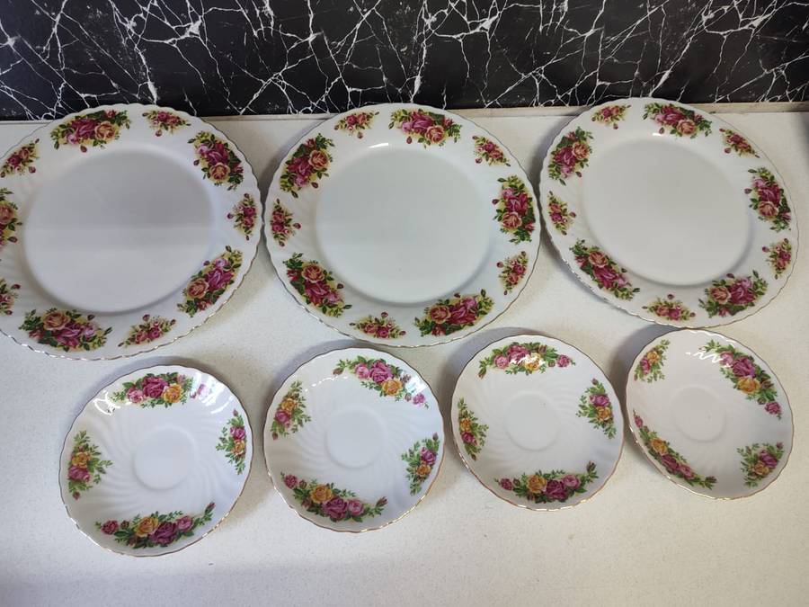 STUNNING SET OF FINE CHINA - ENGLISH ROSE DINNER SET UP FOR GRABS. BID NOW RetailR380.00 per plate!!