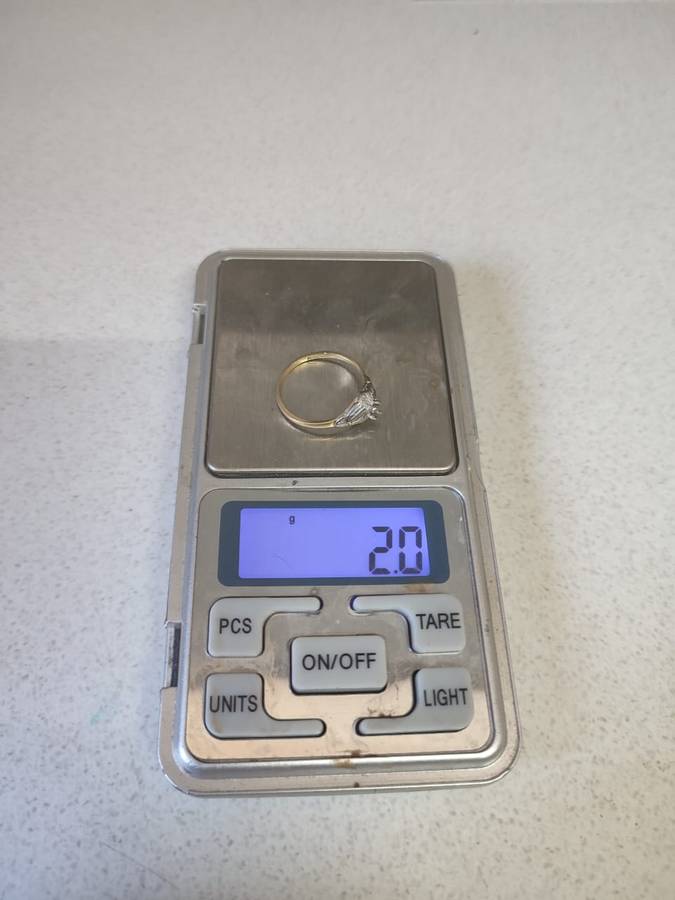18CT - YELLOW AND WHITE GOLD RING - WEIGHT 2 GRAMS - MAIN STONE REMOVED