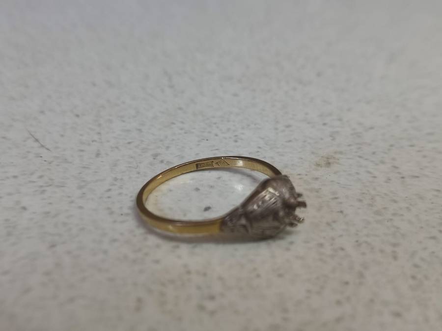 18CT - YELLOW AND WHITE GOLD RING - WEIGHT 2 GRAMS - MAIN STONE REMOVED