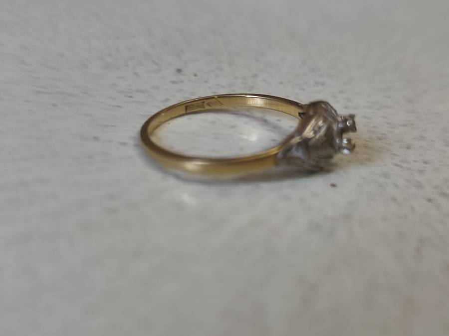 18CT - YELLOW AND WHITE GOLD RING - WEIGHT 2 GRAMS - MAIN STONE REMOVED