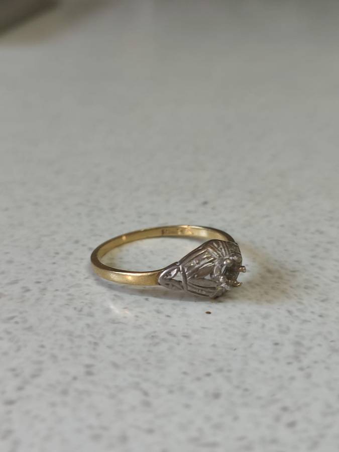 18CT - YELLOW AND WHITE GOLD RING - WEIGHT 2 GRAMS - MAIN STONE REMOVED