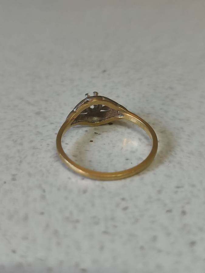 18CT - YELLOW AND WHITE GOLD RING - WEIGHT 2 GRAMS - MAIN STONE REMOVED