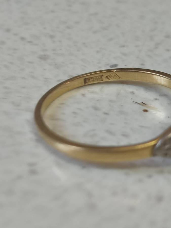 18CT - YELLOW AND WHITE GOLD RING - WEIGHT 2 GRAMS - MAIN STONE REMOVED