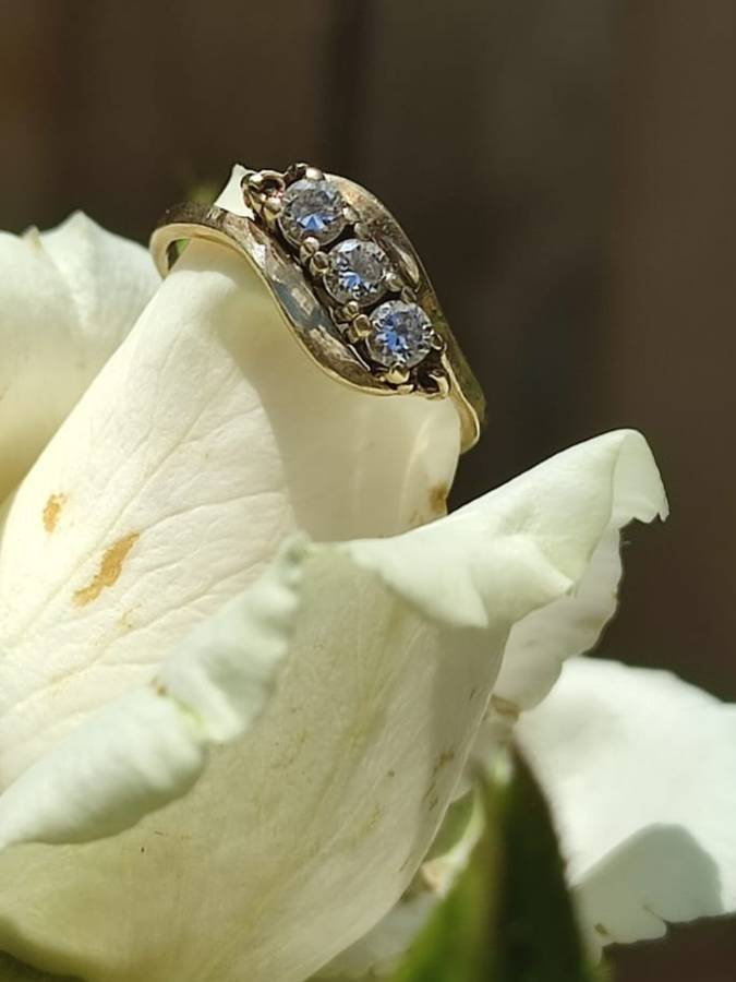 9CT YELLOW GOLD ENGAGEMENT RING WITH REAL DIAMONDS - PHOTOS DOES NOT DO THE RING JUST! 2.3 GRAM