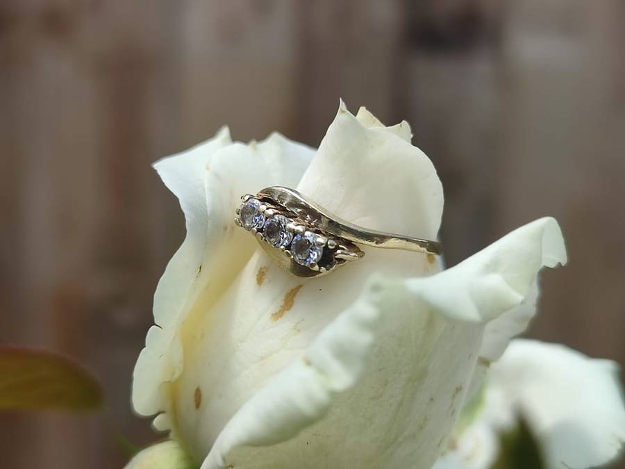 9CT YELLOW GOLD ENGAGEMENT RING WITH REAL DIAMONDS - PHOTOS DOES NOT DO THE RING JUST! 2.3 GRAM