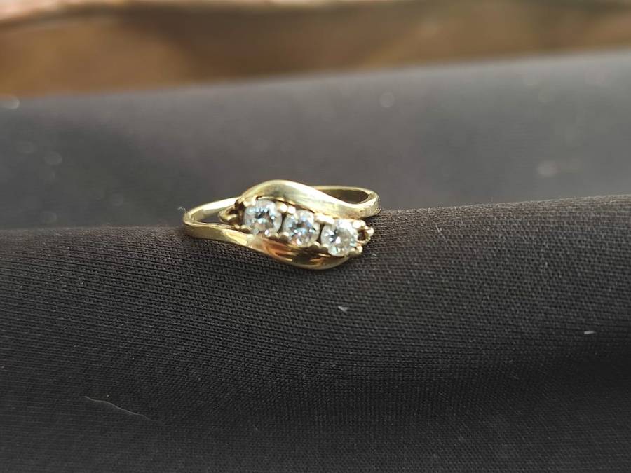 9CT YELLOW GOLD ENGAGEMENT RING WITH REAL DIAMONDS - PHOTOS DOES NOT DO THE RING JUST! 2.3 GRAM