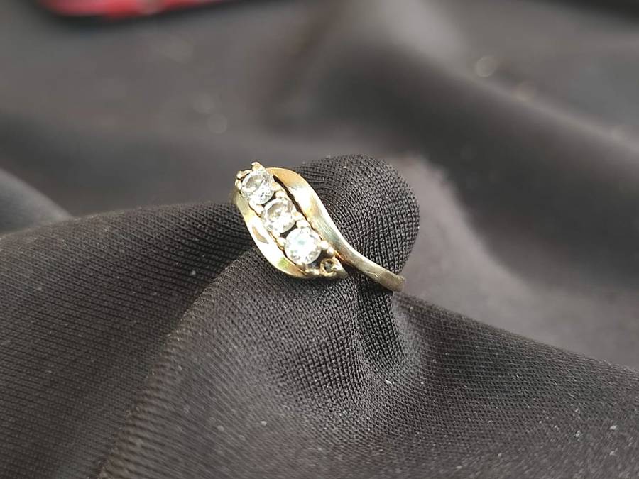 9CT YELLOW GOLD ENGAGEMENT RING WITH REAL DIAMONDS - PHOTOS DOES NOT DO THE RING JUST! 2.3 GRAM