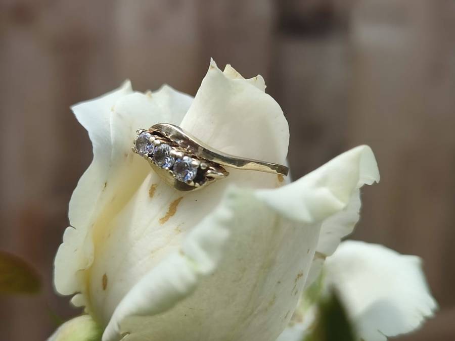 9CT YELLOW GOLD ENGAGEMENT RING WITH REAL DIAMONDS - PHOTOS DOES NOT DO THE RING JUST! 2.3 GRAM