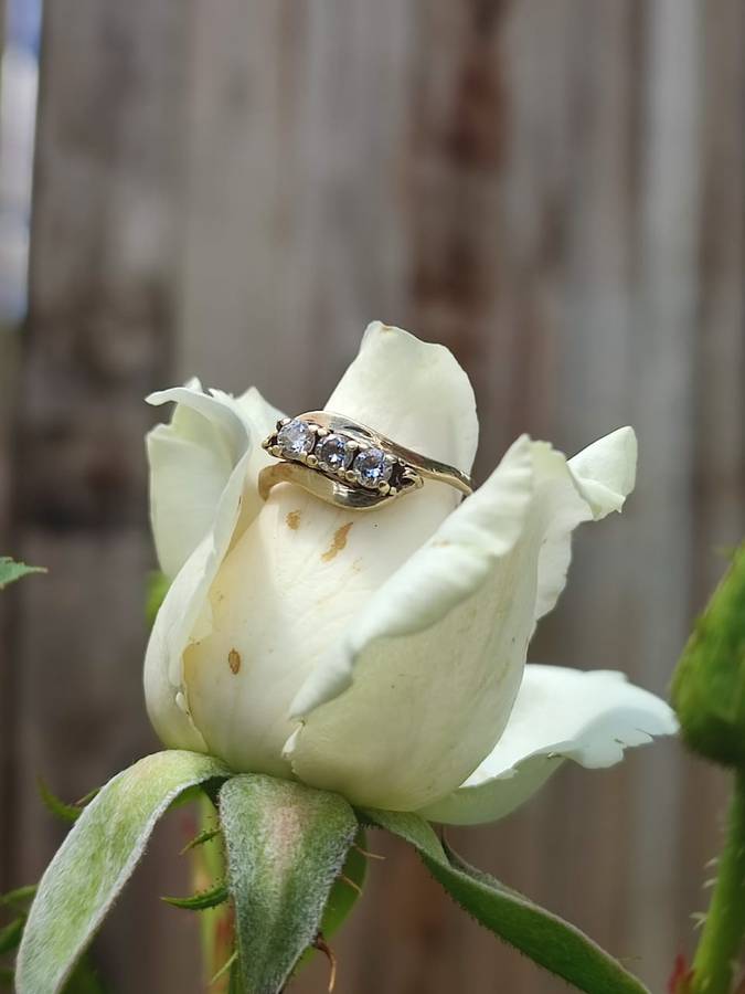9CT YELLOW GOLD ENGAGEMENT RING WITH REAL DIAMONDS - PHOTOS DOES NOT DO THE RING JUST! 2.3 GRAM