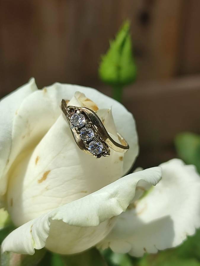 9CT YELLOW GOLD ENGAGEMENT RING WITH REAL DIAMONDS - PHOTOS DOES NOT DO THE RING JUST! 2.3 GRAM
