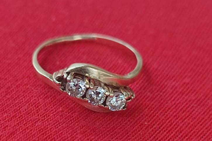 9CT YELLOW GOLD ENGAGEMENT RING WITH REAL DIAMONDS - PHOTOS DOES NOT DO THE RING JUST! 2.3 GRAM