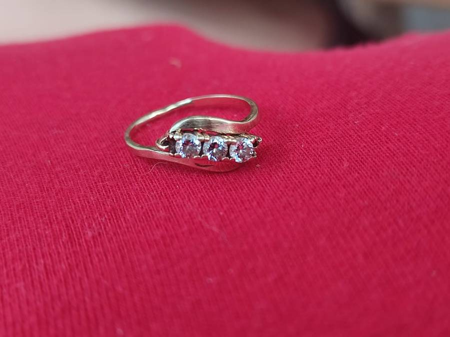 9CT YELLOW GOLD ENGAGEMENT RING WITH REAL DIAMONDS - PHOTOS DOES NOT DO THE RING JUST! 2.3 GRAM