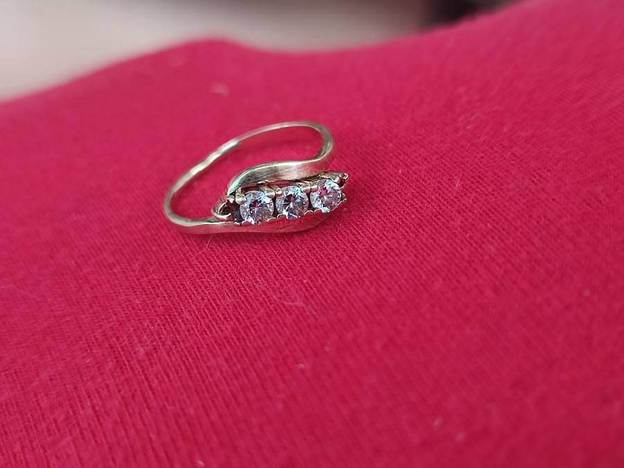 9CT YELLOW GOLD ENGAGEMENT RING WITH REAL DIAMONDS - PHOTOS DOES NOT DO THE RING JUST! 2.3 GRAM
