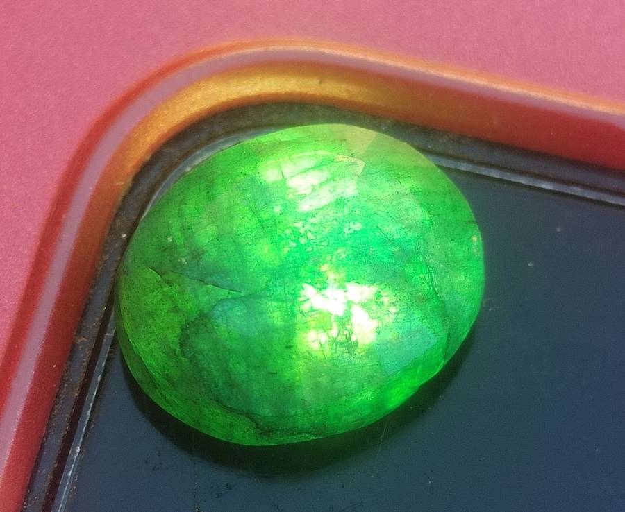 #9 STUNNING GREEN EMMERALD UP ON AUCTION
