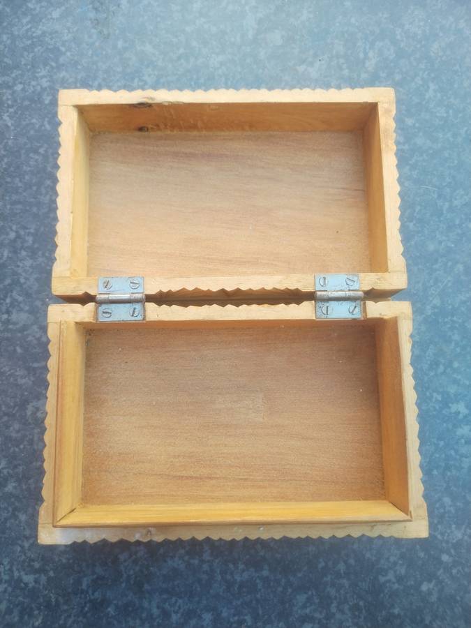 #15 VINTAGE WOOD CARVED JEWELLERY BOX - ON AUCTION!