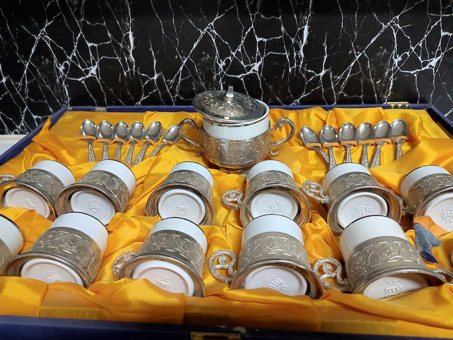 !!!!WOW!!! STUNNING TEA CUP SET WITH SAUCERS AND SUGAR POT!!!