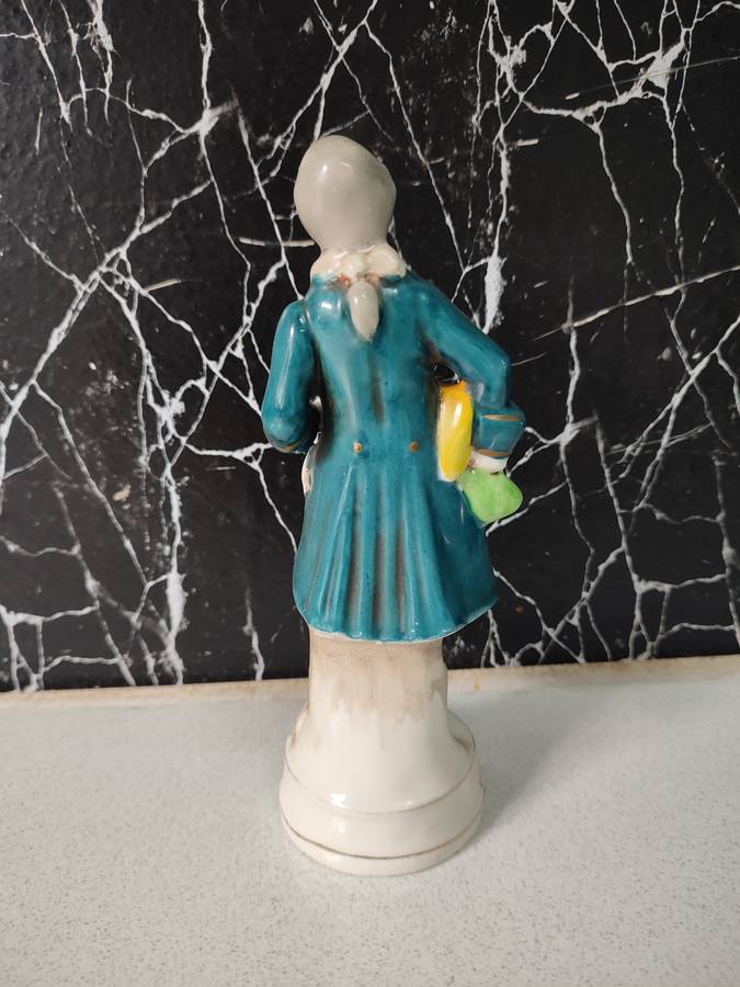 #7 VINTAGE PORCELAIN FIGURINE OF A COLONIAL MAN