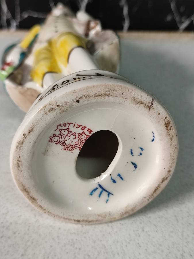 #7 VINTAGE PORCELAIN FIGURINE OF A COLONIAL MAN