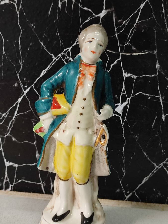 #7 VINTAGE PORCELAIN FIGURINE OF A COLONIAL MAN