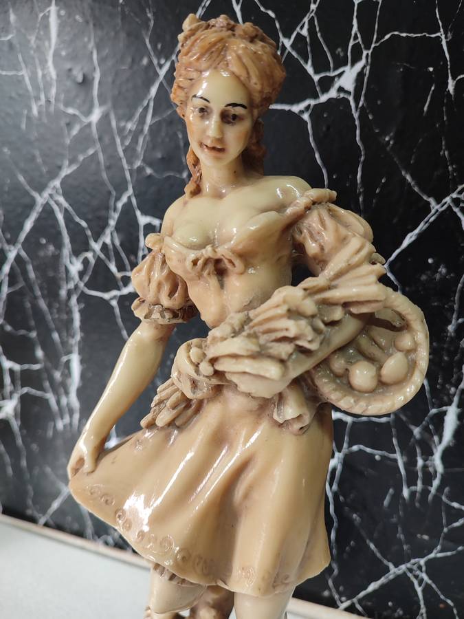 #2 STUNNING 19TH CENTURY VINTAGE PORCELAIN FIGURINE!