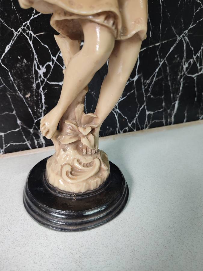 #2 STUNNING 19TH CENTURY VINTAGE PORCELAIN FIGURINE!