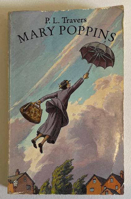MARY POPPINS - P . L . TRAVERS - 221 pages