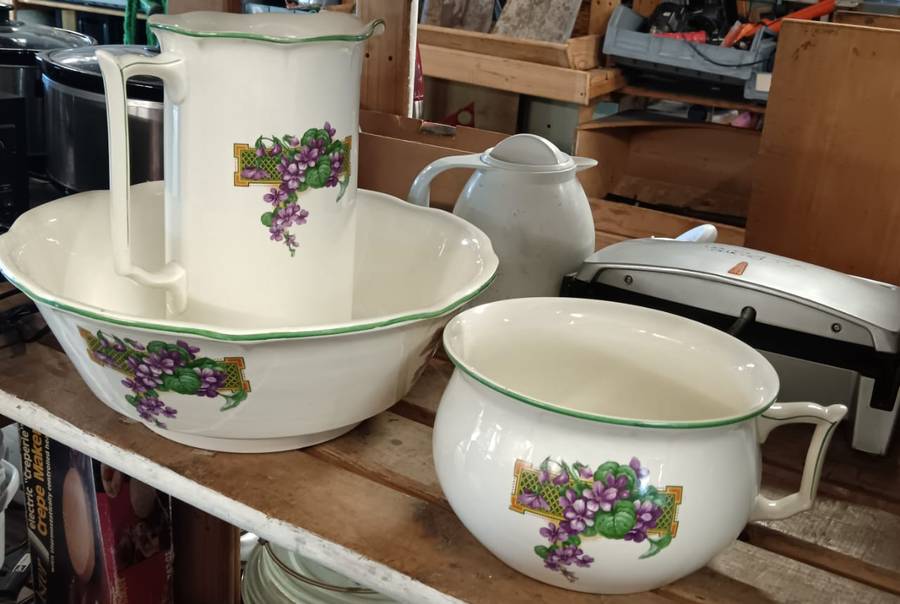 ANTIQUE VANITY 3 PIECE SET.PORCELAIN NEW HALL HANLEY STAFFORDSHIRE ENGLAND.