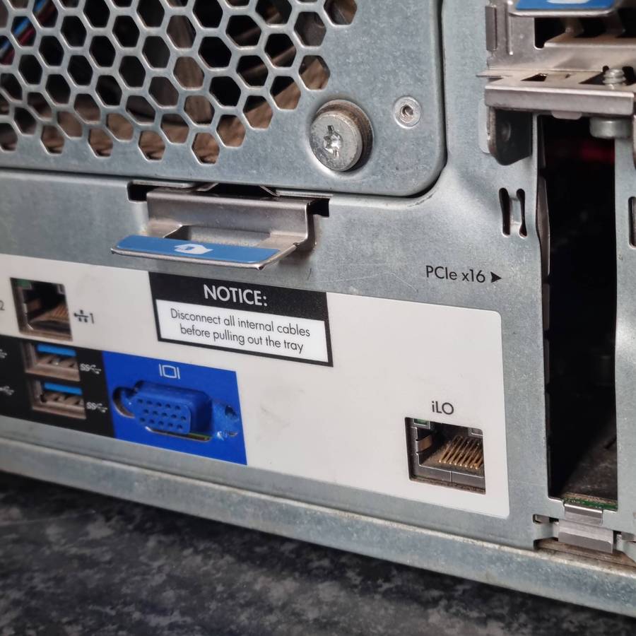 HP ProLiant MicroServer Gen8. (keeps flashing red)