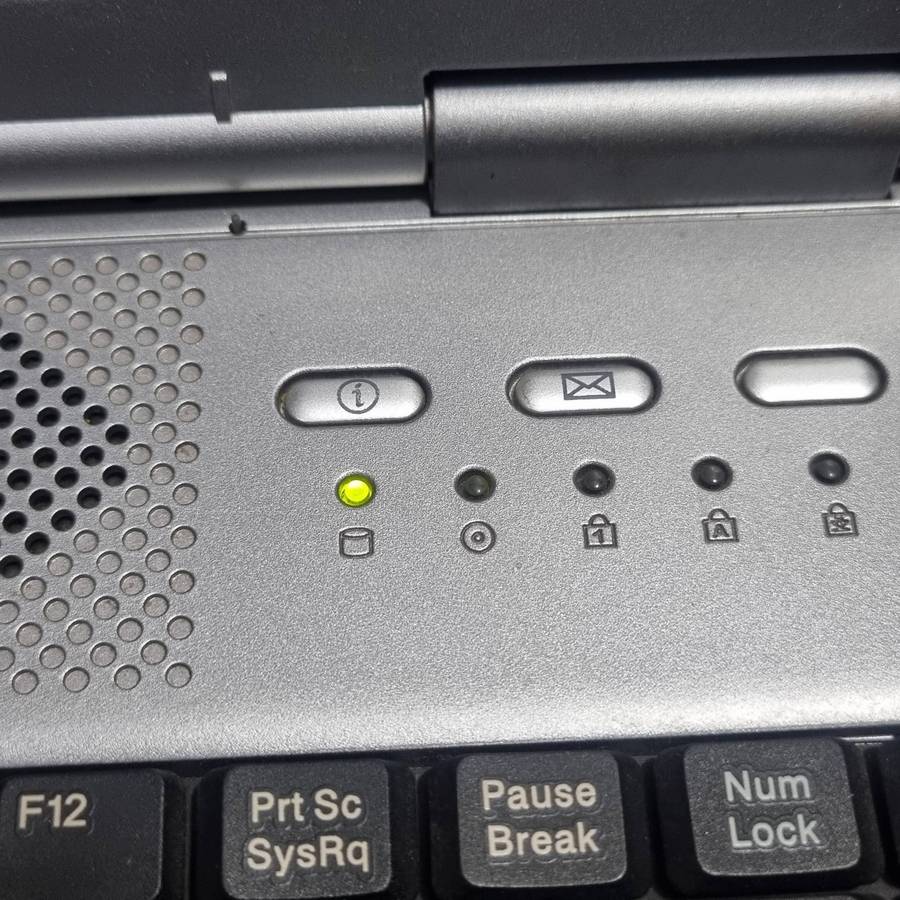 Vintage Fujitsu Siemens AMILO Vintage Laptop  Pentium 4-M + ATI Radeon 9200 (Retro Collectible)