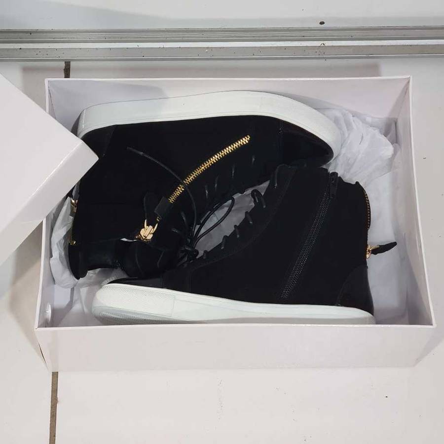 Beautiful women's / girls shoes. SIZE 2.5 (We have more in stock)