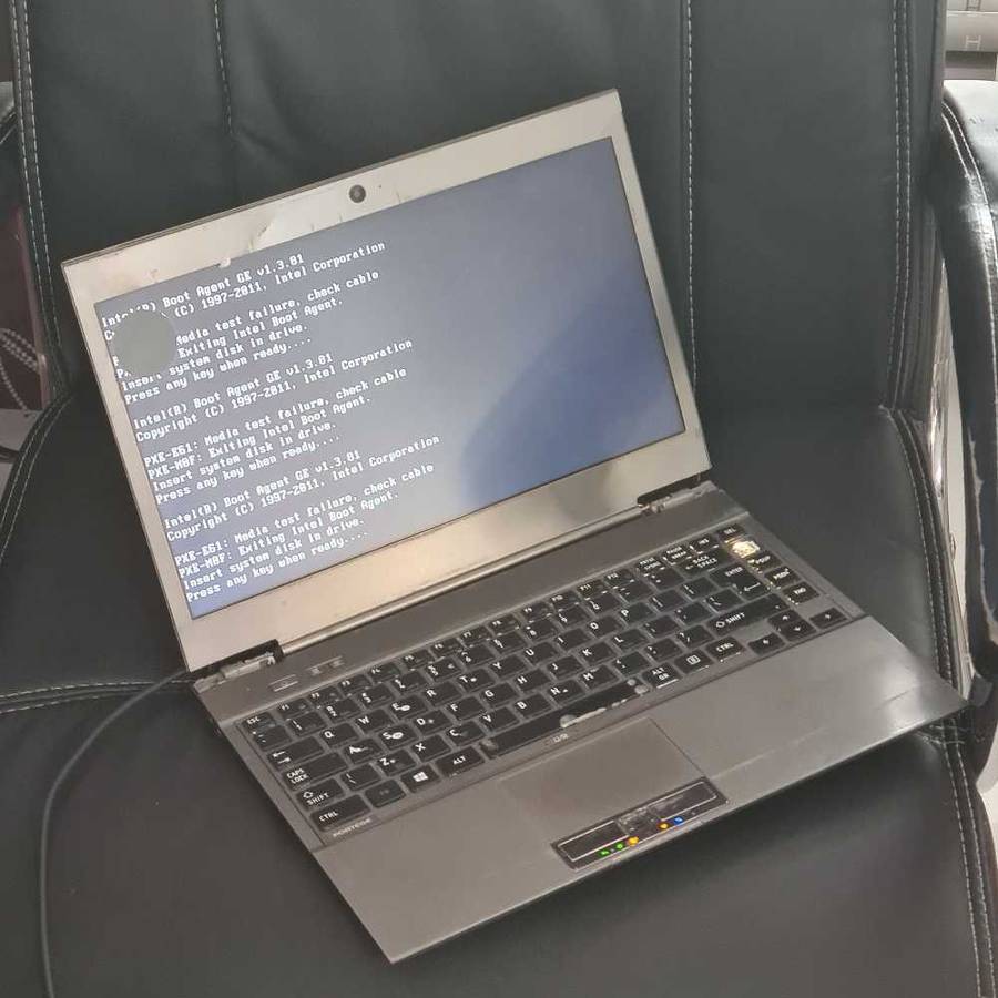 Toshiba (Turns on) Core i7 vPro to fix or for spares x 2