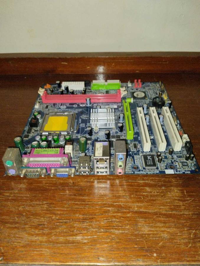 GIGABYTE GA-8VM800PMD-RH LGA 775 VIA P4M800 PRO Micro ATX Intel Motherboard