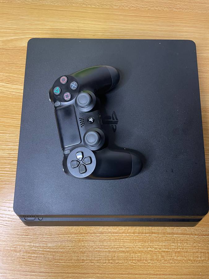 Sony Playstation 4 Slim - 1TB - 1 Sony PS4 Controller