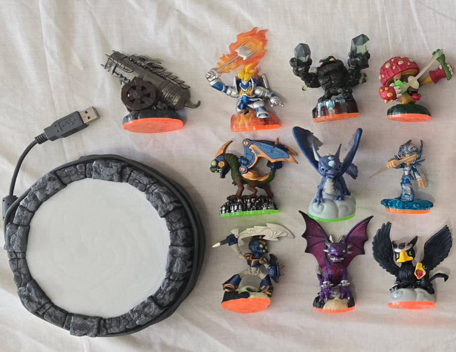 Skylanders Characters Bundle Mix of 8 Giants + 16 Regulars + Portal of Power